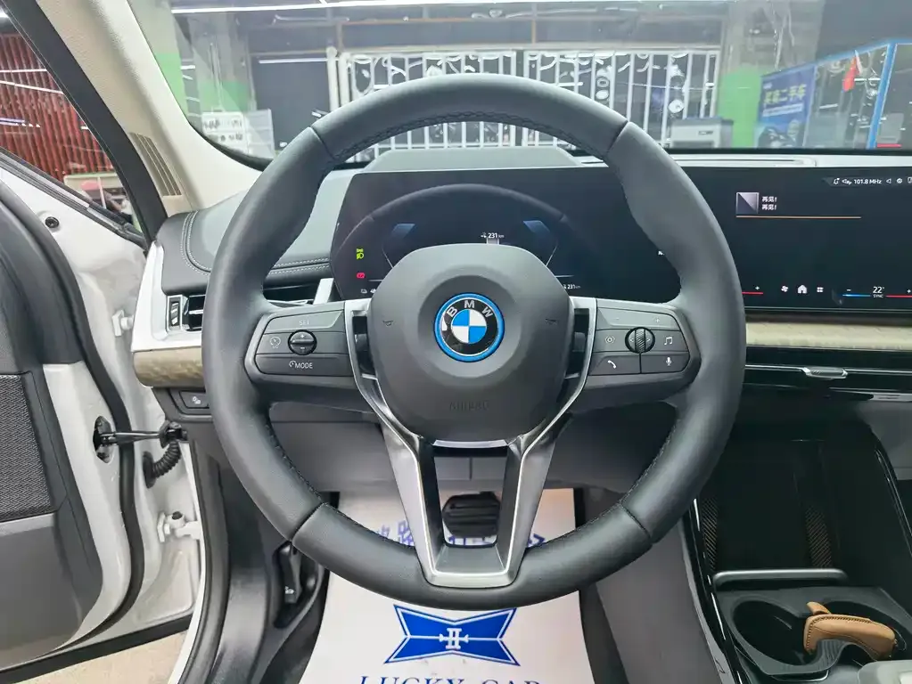 BMW iX1 — фото 2