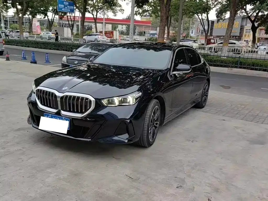 BMW 5 Series — фото 1