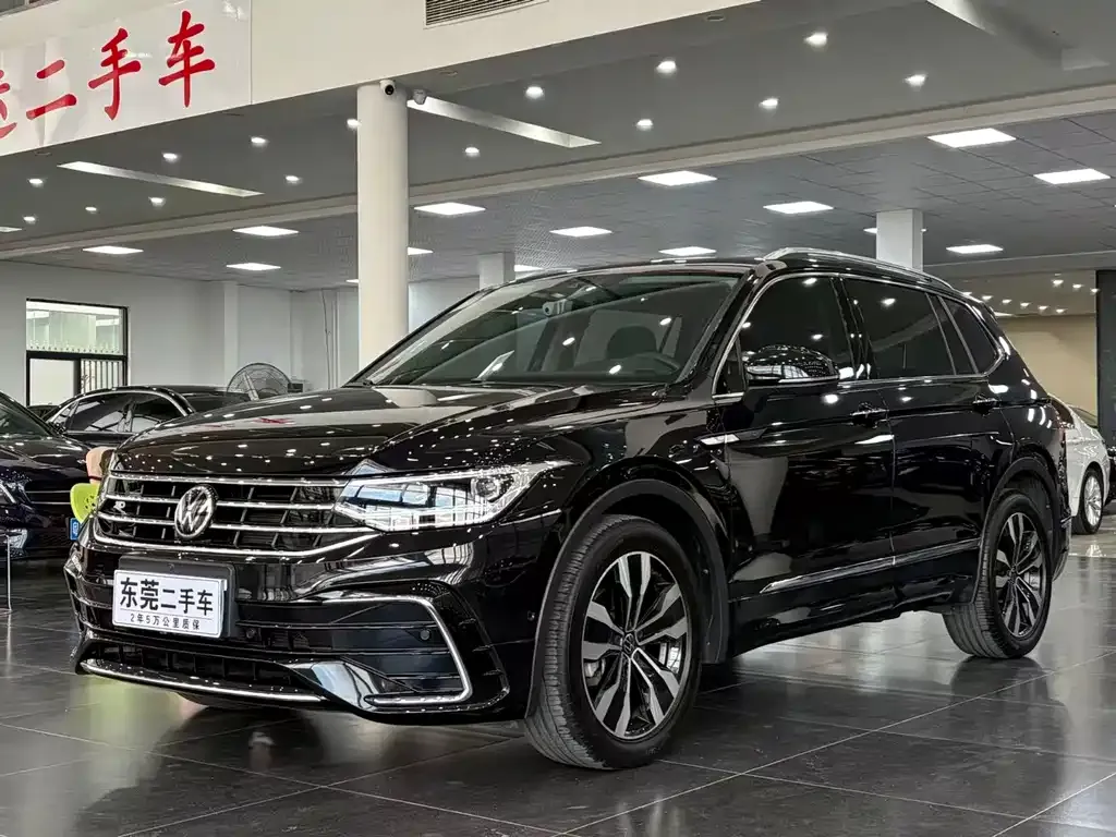 Volkswagen Tiguan L — фото 1