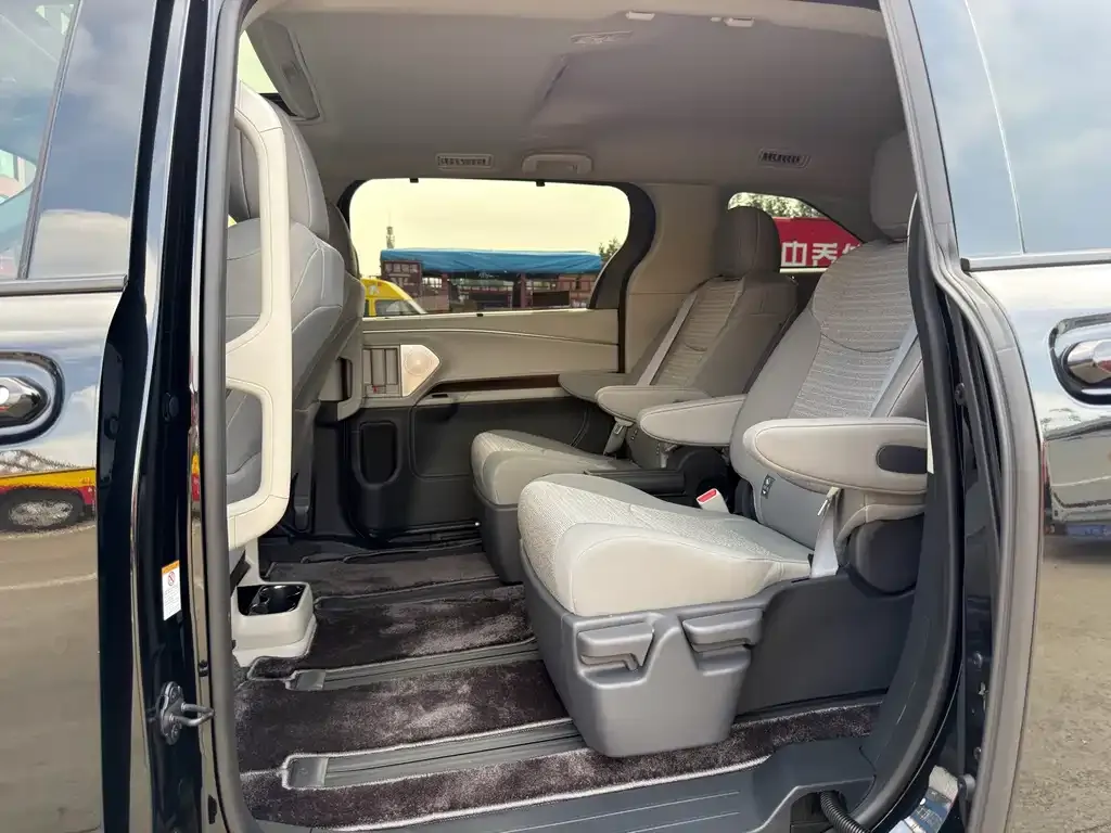 Toyota Sienna — фото 10