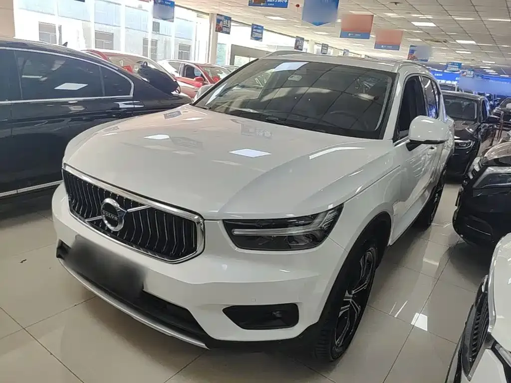 Volvo XC40 — фото 1