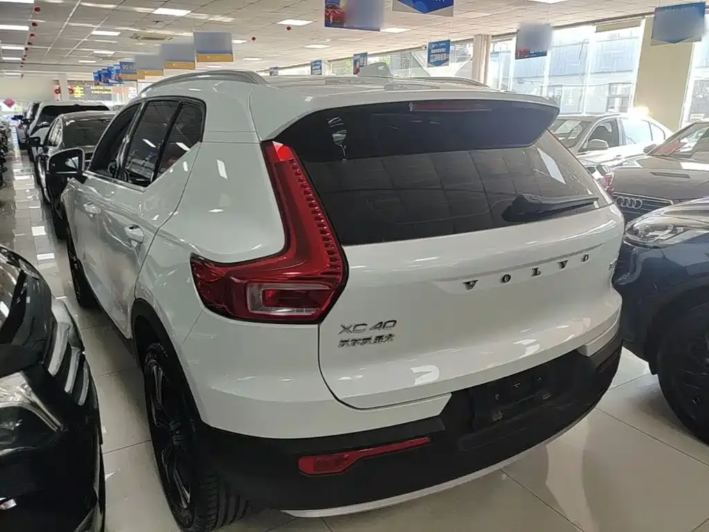 Volvo XC40 — фото 10
