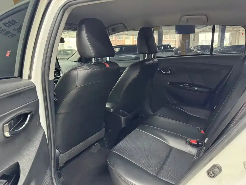Toyota Yaris L — фото 10