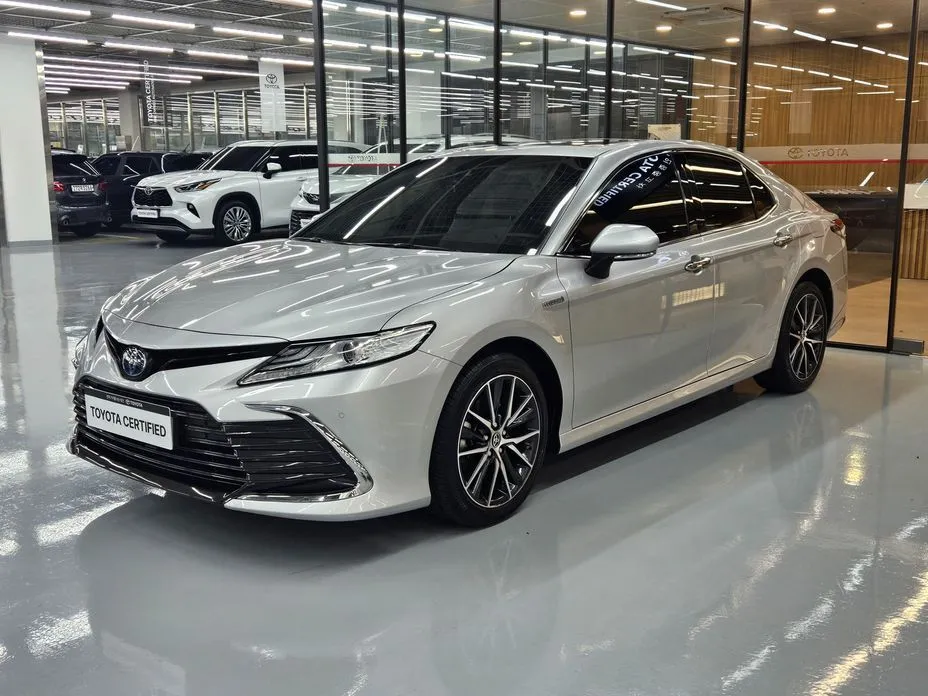 Toyota Camry — фото 1
