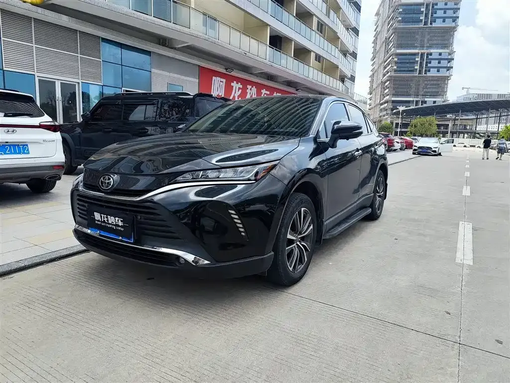 Toyota Harrier — фото 1