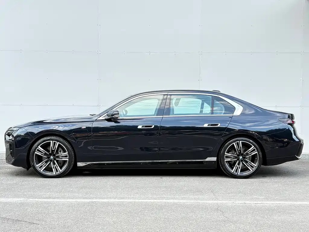 BMW i7 — фото 7