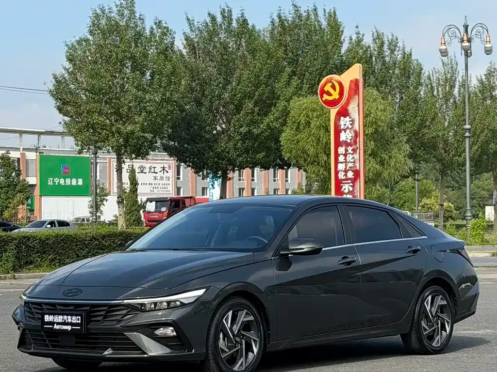 Hyundai Elantra — фото 1