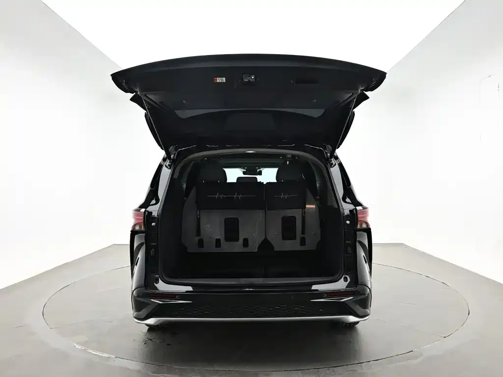 Toyota Granvia — фото 3