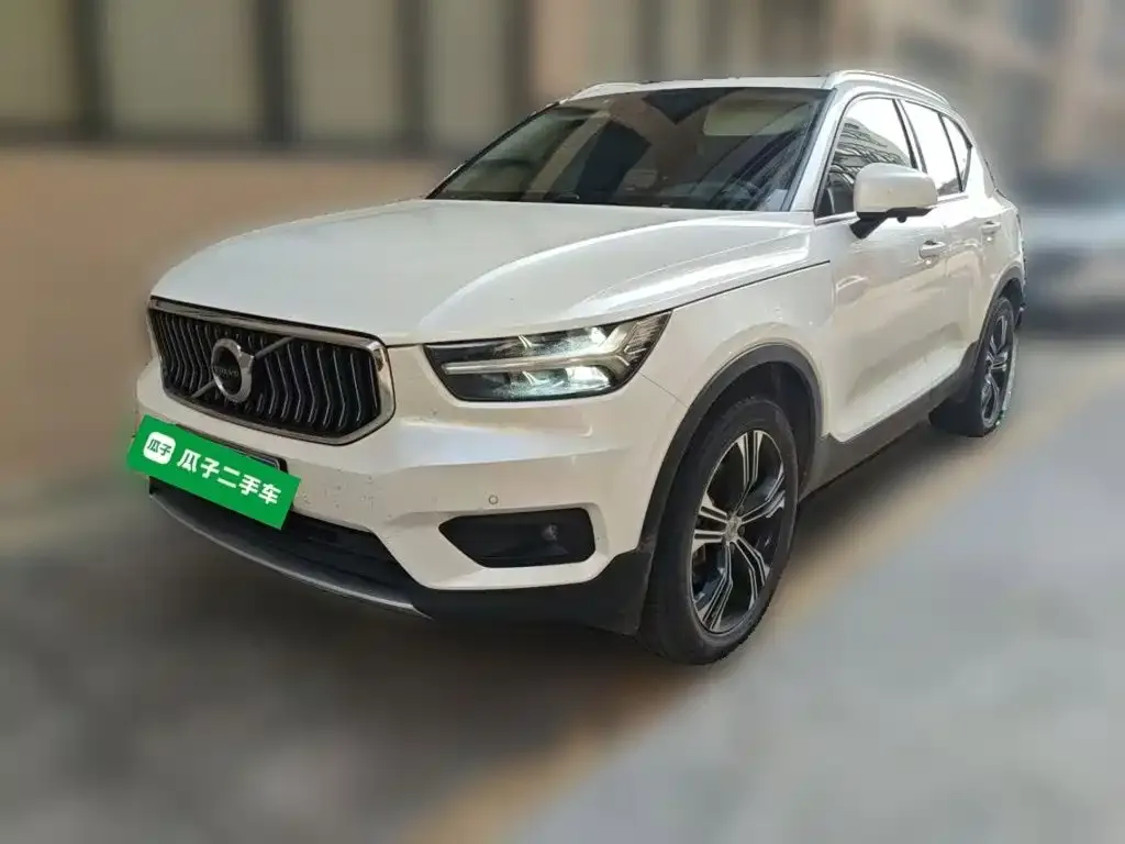 Volvo XC40 — фото 1