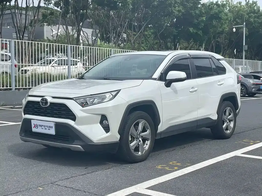 Toyota RAV4 — фото 1
