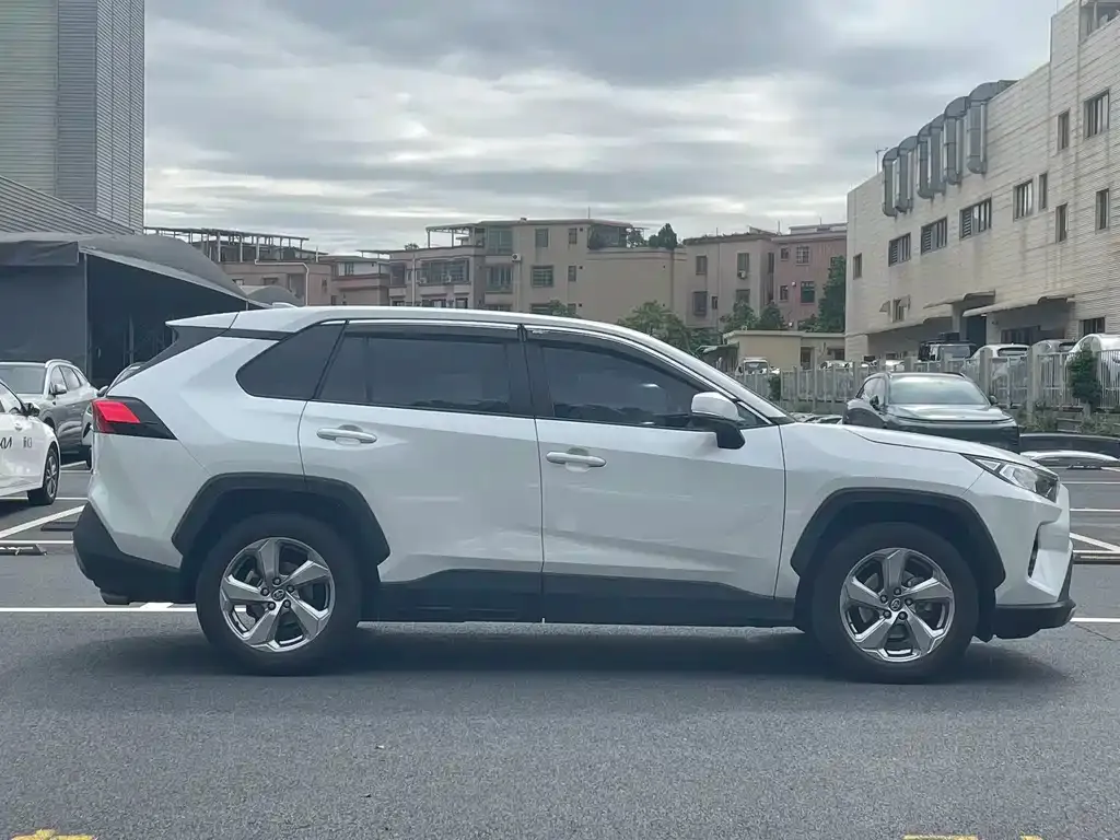 Toyota RAV4 — фото 5
