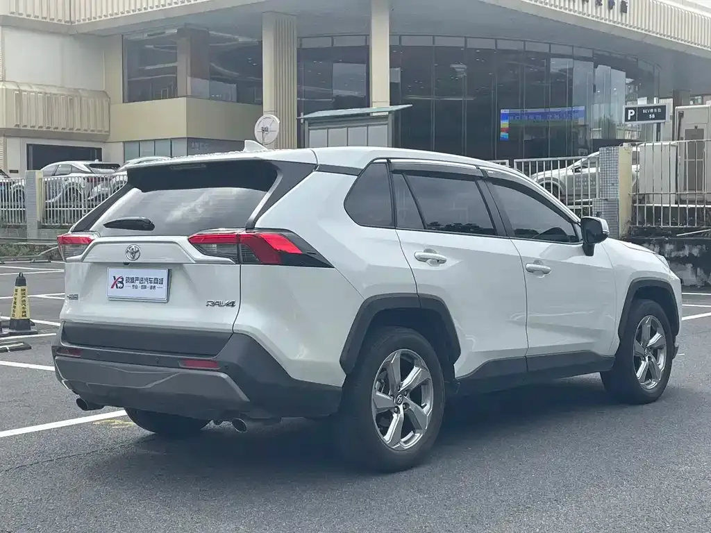 Toyota RAV4 — фото 9
