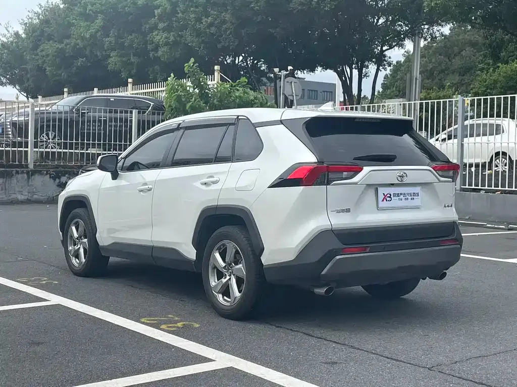 Toyota RAV4 — фото 7