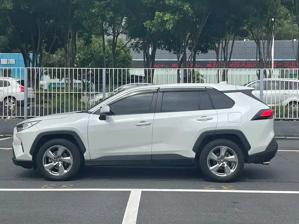 Toyota RAV4 — фото 4