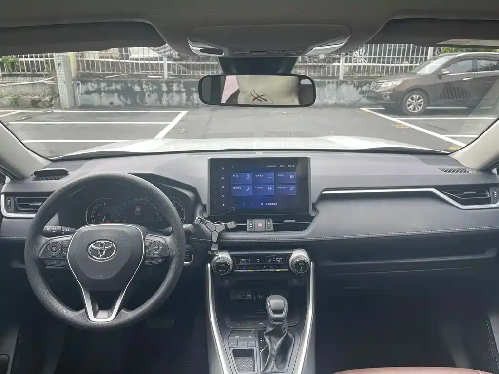 Toyota RAV4 — фото 3