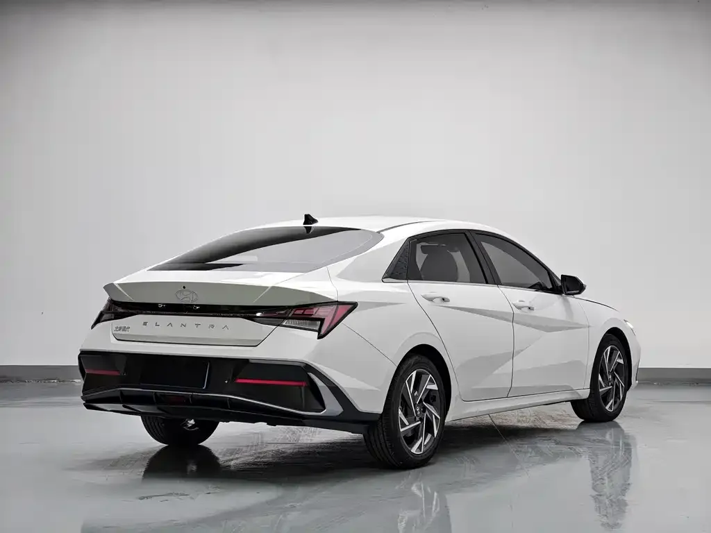 Hyundai Elantra — фото 2