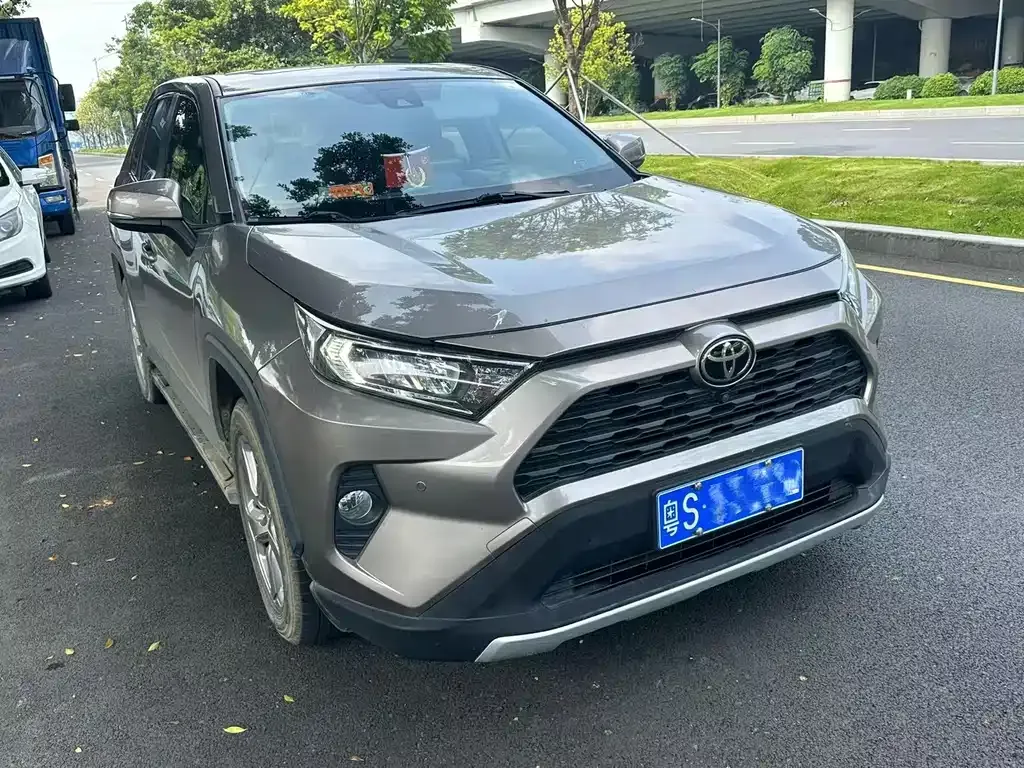 Toyota RAV4 — фото 1