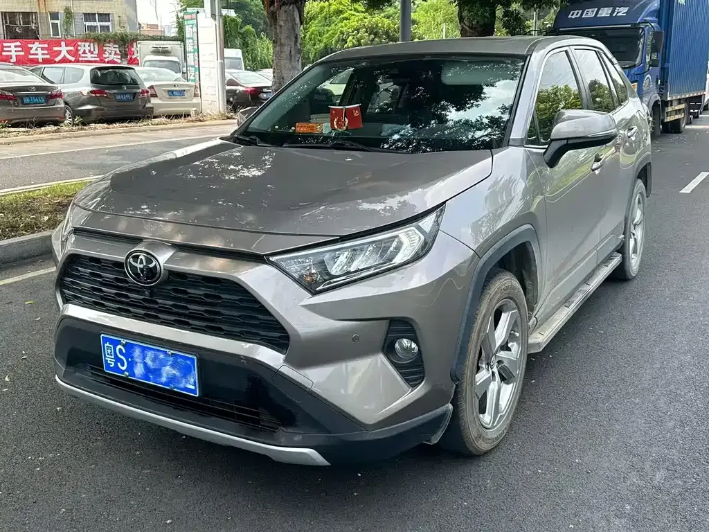 Toyota RAV4 — фото 7