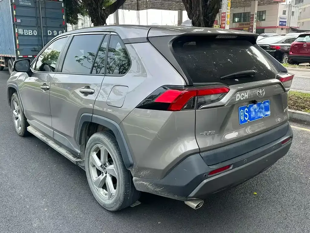 Toyota RAV4 — фото 4