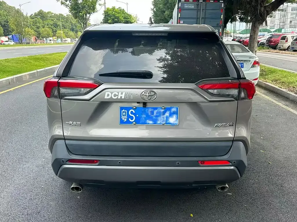 Toyota RAV4 — фото 6