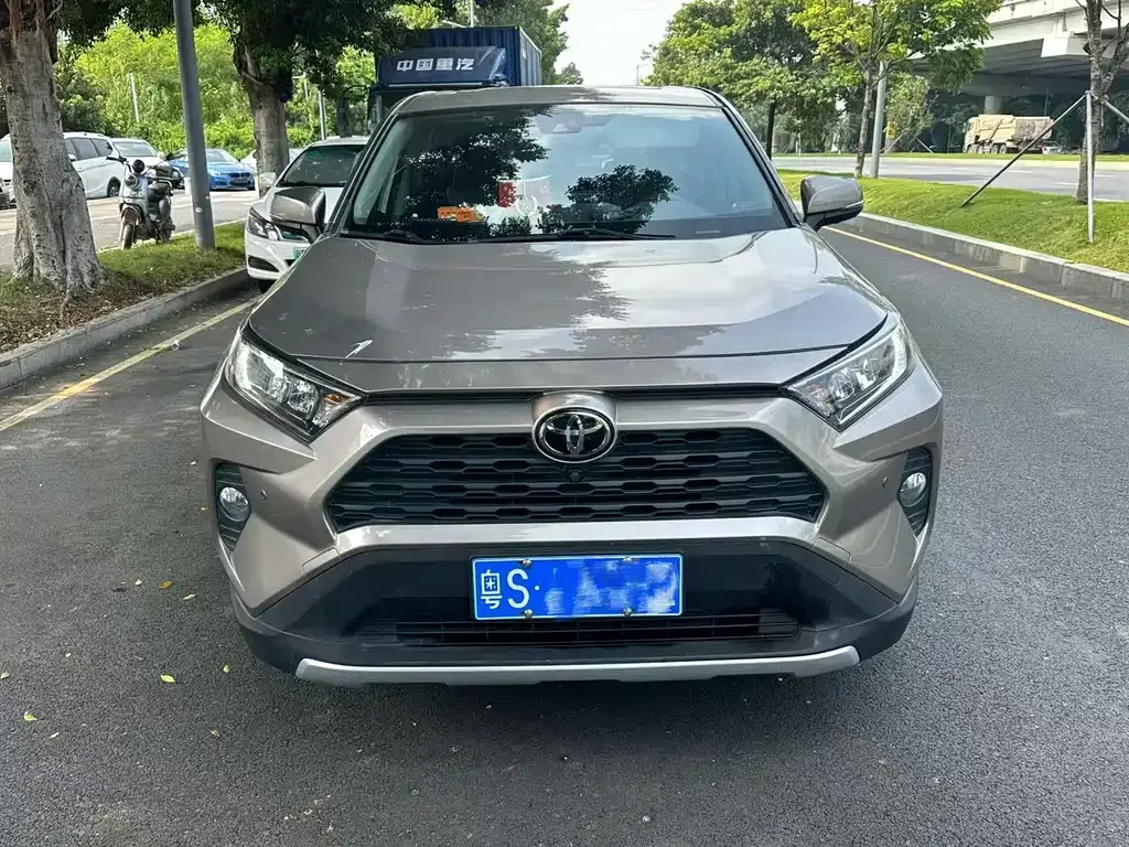 Toyota RAV4 — фото 8