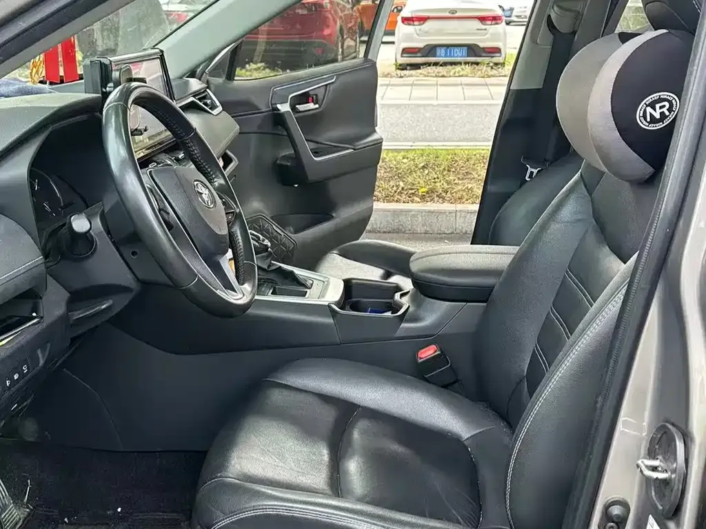 Toyota RAV4 — фото 2