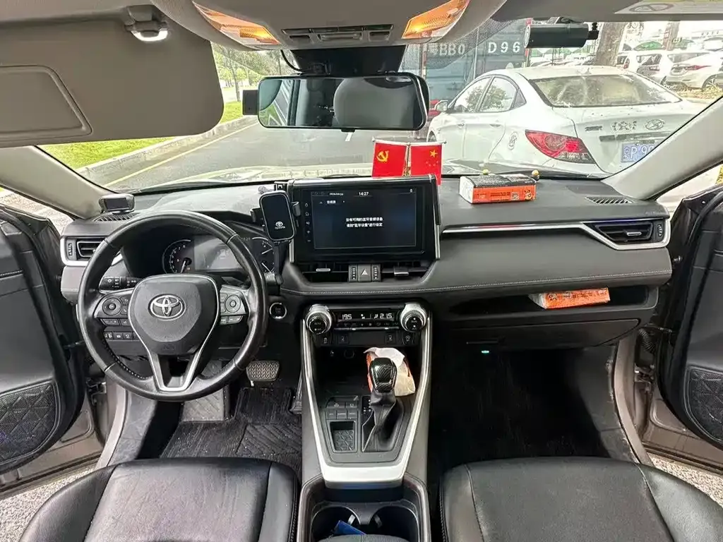 Toyota RAV4 — фото 9