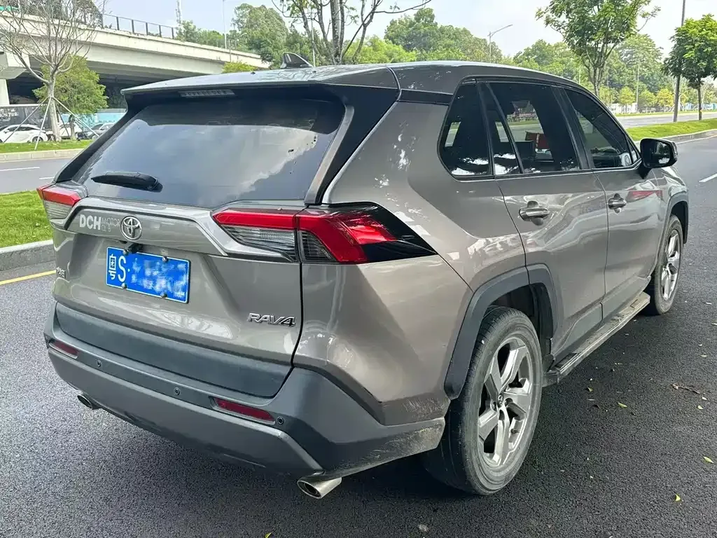 Toyota RAV4 — фото 5
