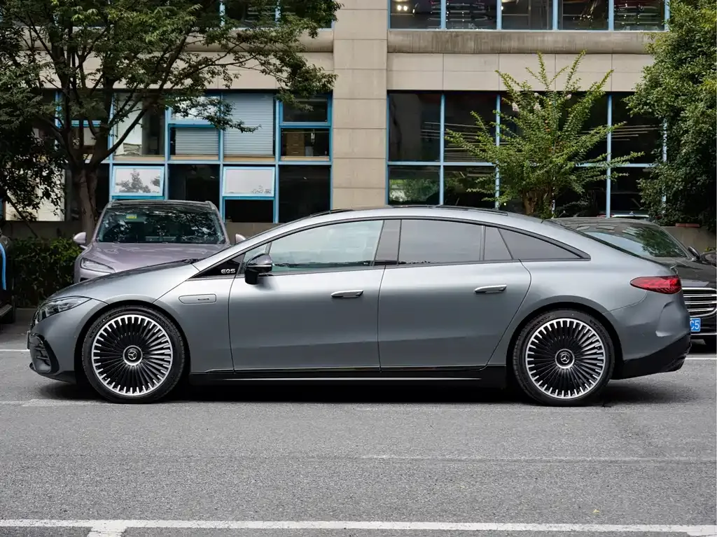 Mercedes-Benz EQS AMG — фото 9