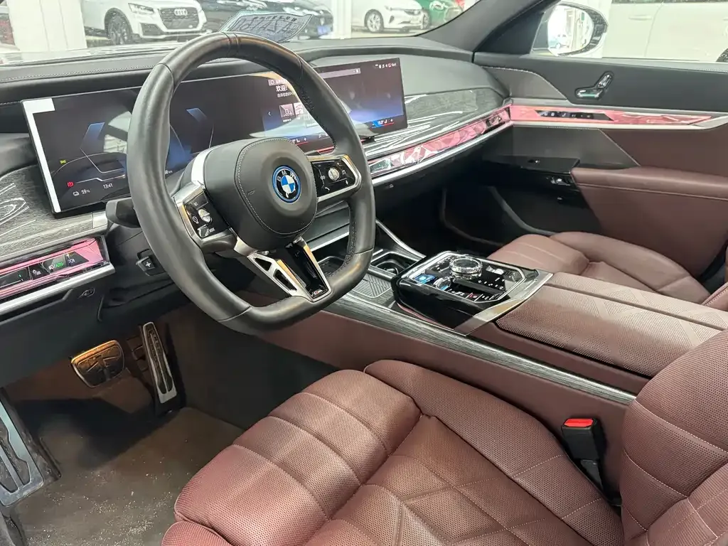 BMW i7 — фото 8
