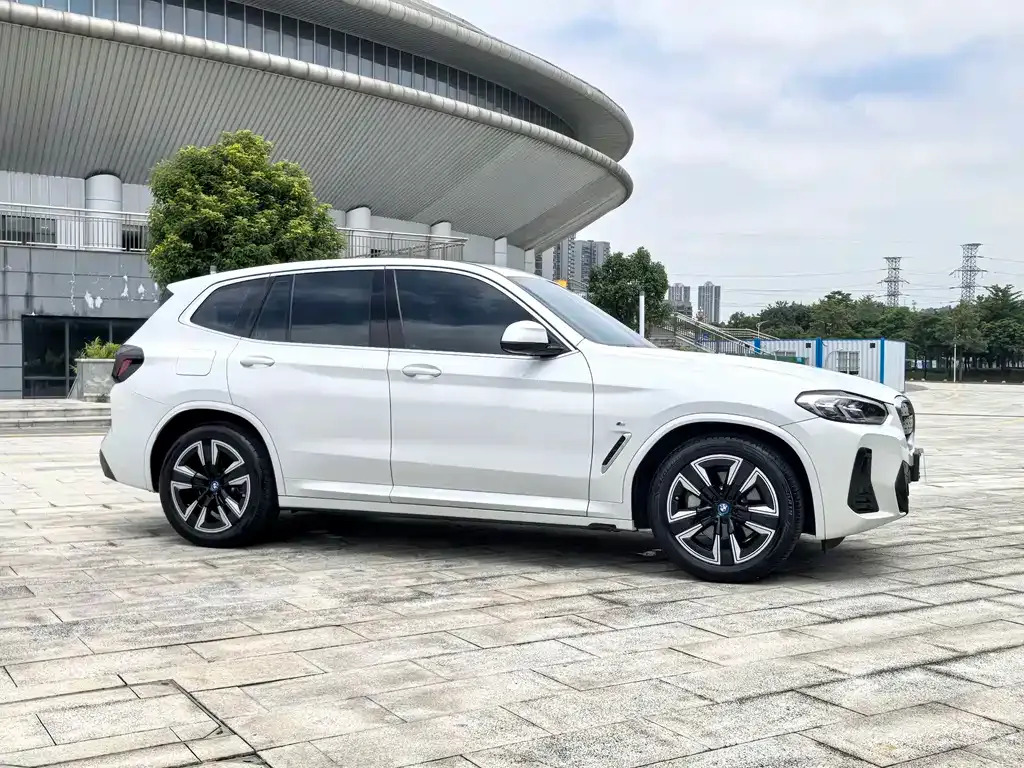 BMW iX3 — фото 3
