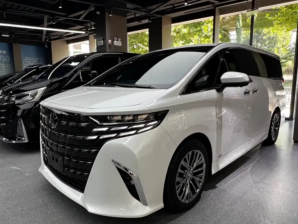 Toyota Alphard — фото 1