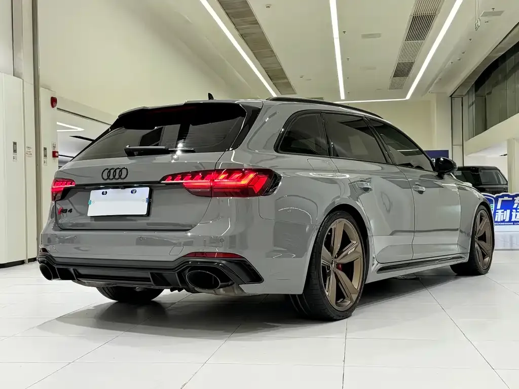 Audi RS 4 — фото 8