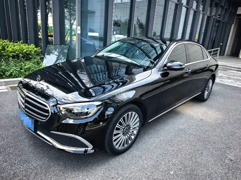 Mercedes-Benz E-Class — фото 1