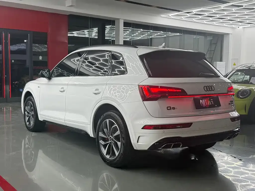 Audi Q5L — фото 9