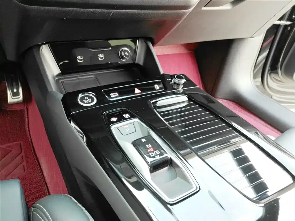 Audi Q6L e-tron — фото 8