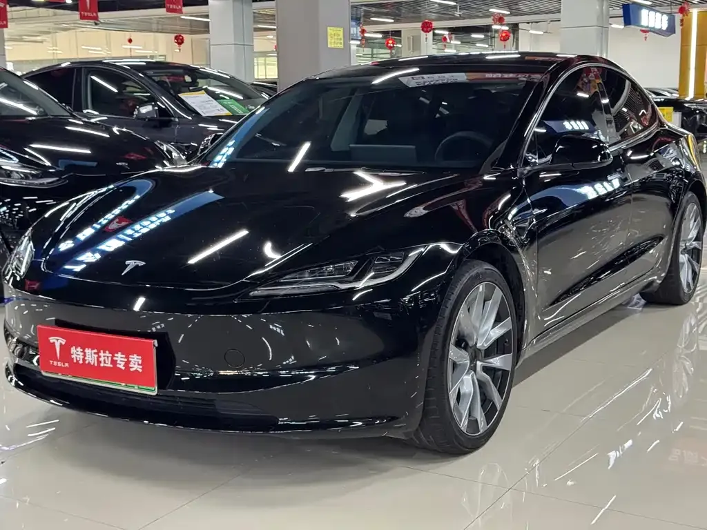 Tesla Model 3 — фото 1