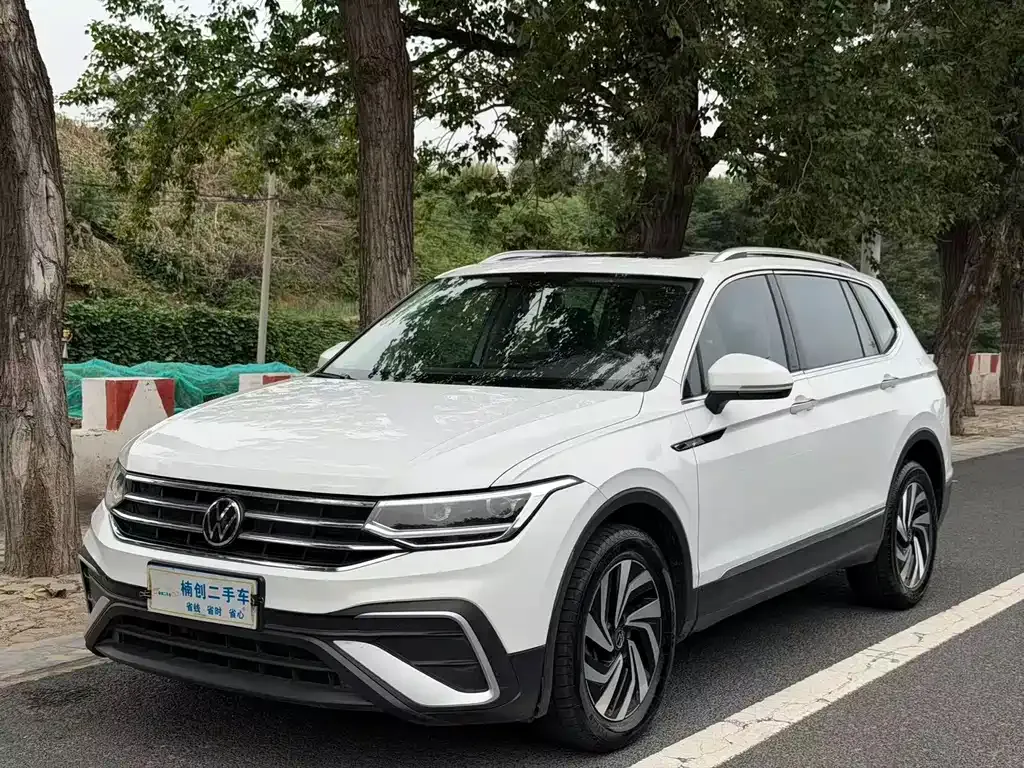 Volkswagen Tiguan L — фото 1