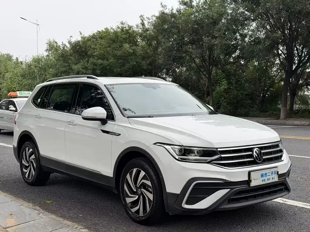 Volkswagen Tiguan L — фото 7