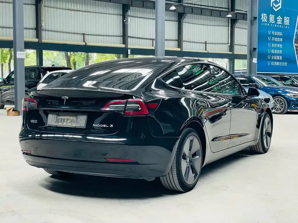 Tesla Model 3 — фото 4