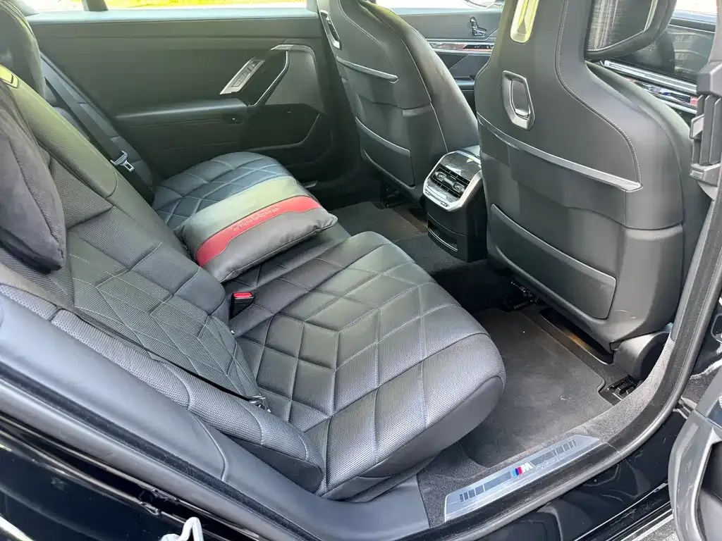 BMW i7 — фото 2