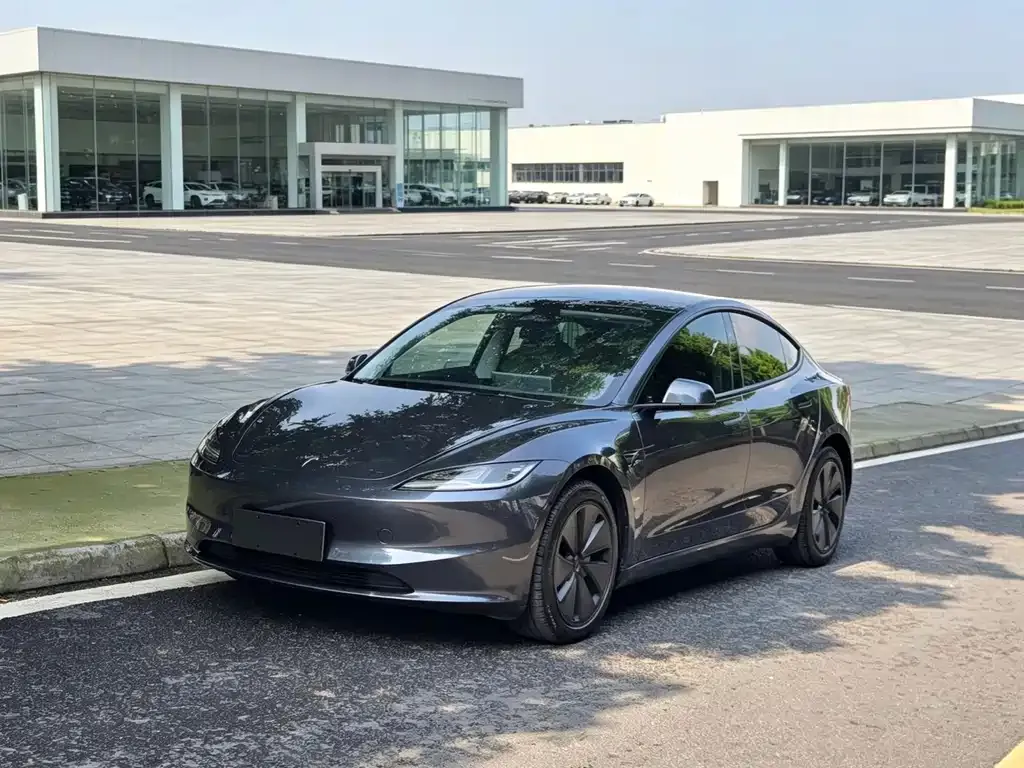 Tesla Model 3 — фото 1