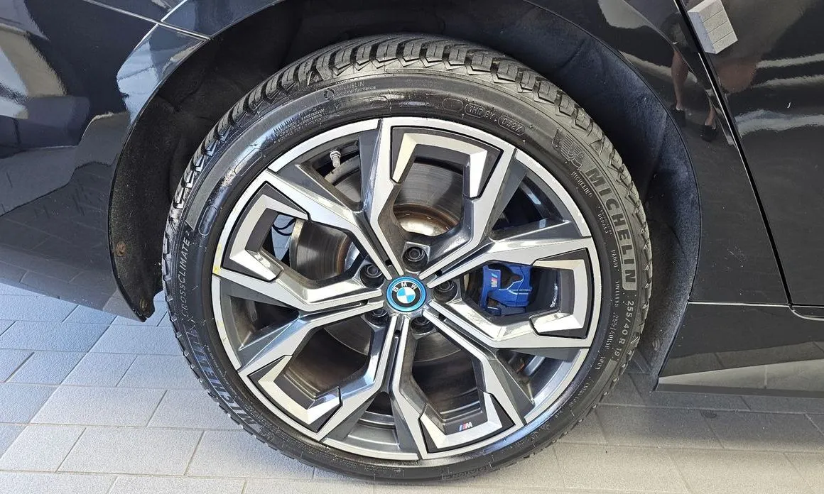 BMW i4 — фото 10