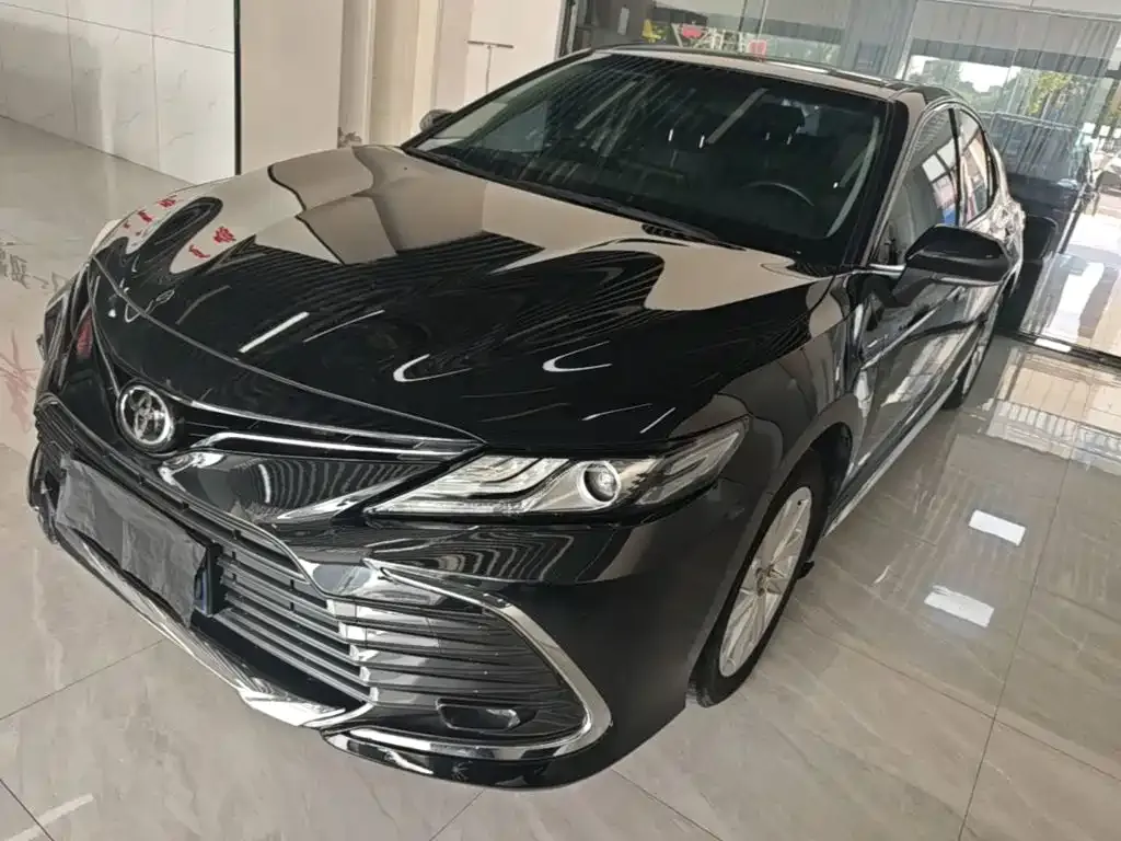 Toyota Camry — фото 1