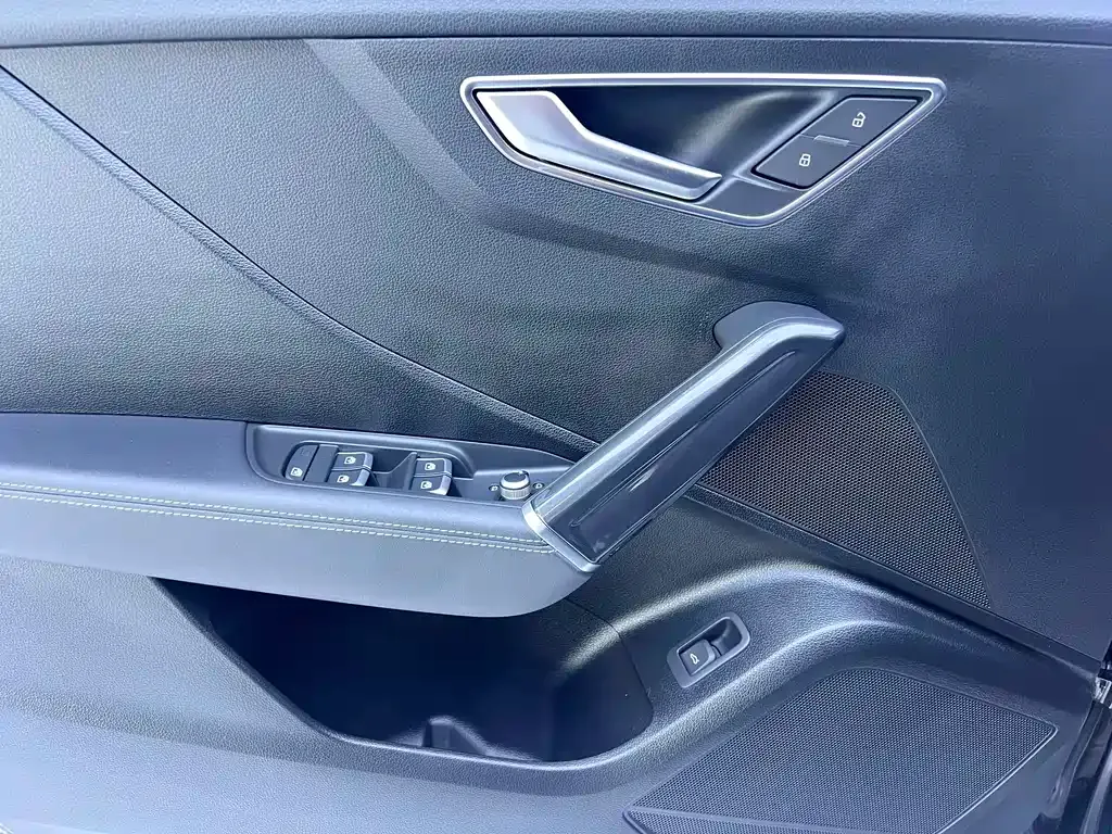 Audi Q2L — фото 10