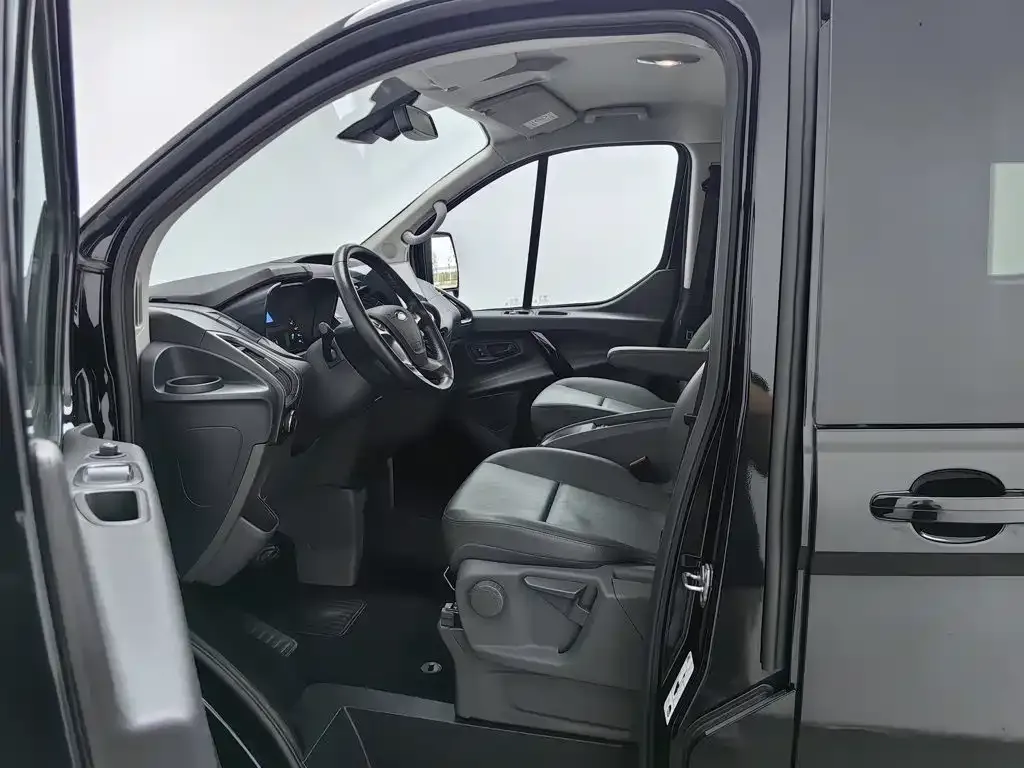 Ford Tourneo — фото 10