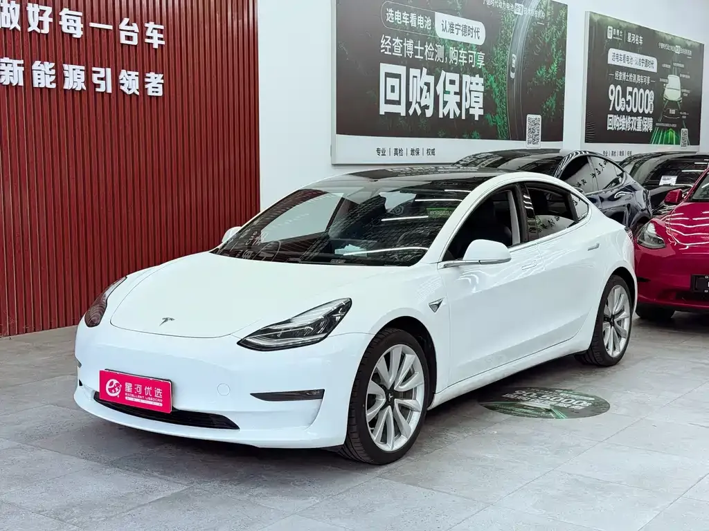 Tesla Model 3 — фото 1
