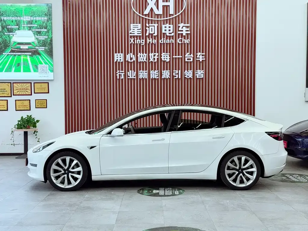 Tesla Model 3 — фото 9