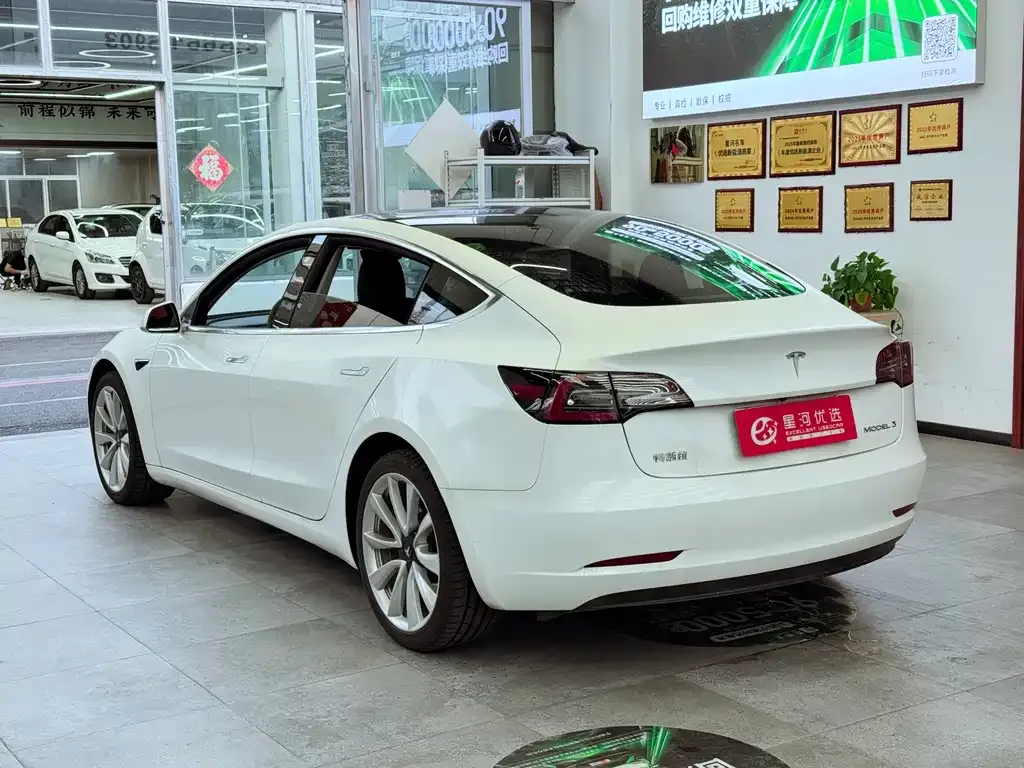 Tesla Model 3 — фото 10