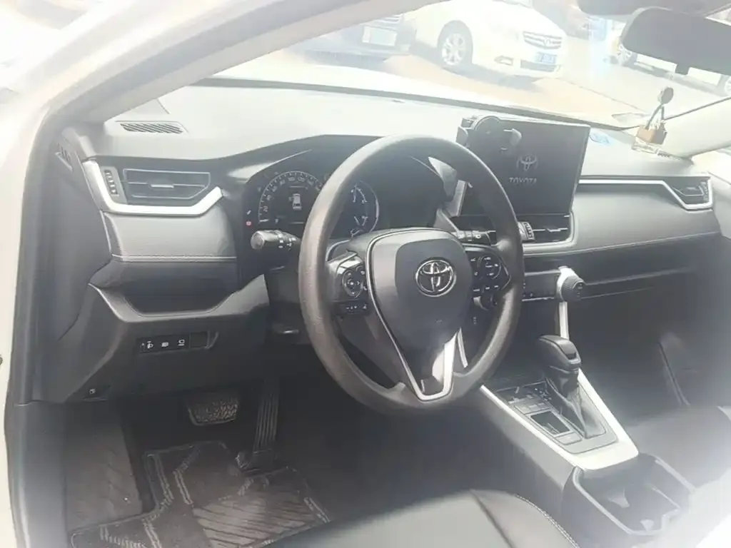 Toyota RAV4 — фото 7
